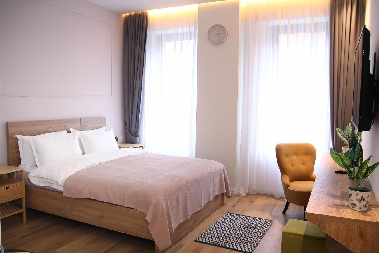 Parilament On Rustaveli 4 Rooms 트빌리시 외부 사진
